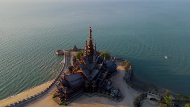 Sanctuary Truth Pattaya Thailand Houten Tempel Bij Oceaan Tijdens Zonsondergang — Stockvideo