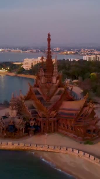 Svatyně Pravdy Pattaya Thajsko Dřevěný Chrám Oceánu Při Západu Slunce — Stock video