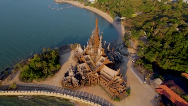 Santuário Verdade Pattaya Tailândia Templo Madeira Junto Oceano Durante Pôr — Vídeo de Stock