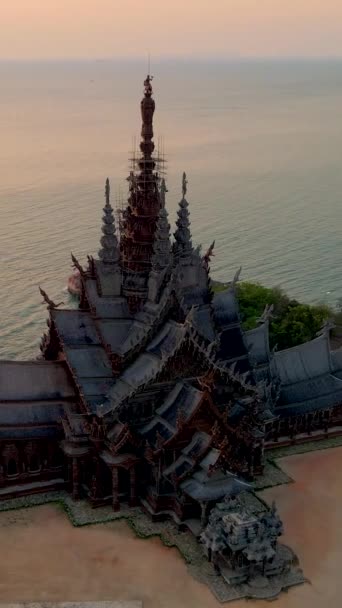 Santuario Verdad Pattaya Tailandia Templo Madera Junto Océano Durante Atardecer — Vídeo de stock