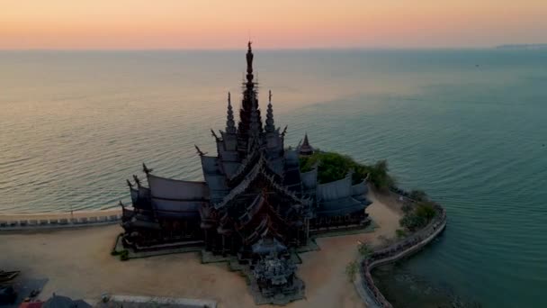 帕塔亚泰国帕塔亚 真理的圣地 帕塔亚 帕塔亚海滩日落时在海边的木制庙宇 泰国的真理寺无人驾驶飞机从上方俯瞰 — 图库视频影像