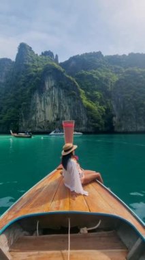 Pileh Lagoon Koh Phi Phi Maya Körfezi Tayland 'da uzun kuyruklu bir teknenin önündeki Asyalı kadınlar Koh Phi Phi Maya Körfezi gezisi sırasında