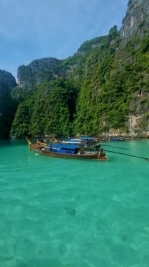 Pileh Lagoon 'daki uzun kuyruklu botlar Koh Phi Phi Phi Maya Körfezi Tayland, Koh Phi Lagoon' daki turkuaz renkli okyanus.. 
