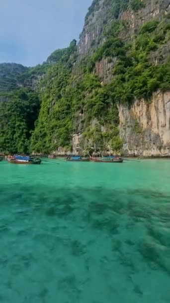 Длиннохвостые Лодки Заливе Пхи Пхи Майя Таиланде Океан Бирюзового Цвета — стоковое видео
