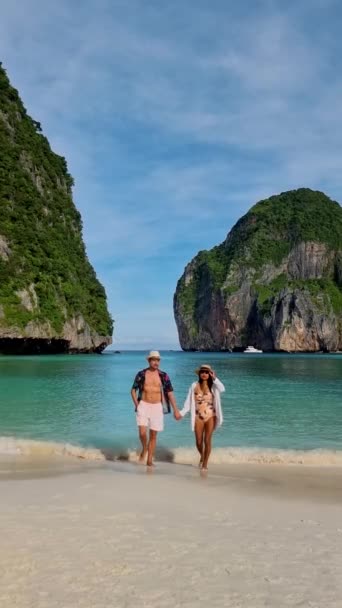 Koh Phi Phi Maya Bay Thajsko Muži Ženy Procházky Pláži — Stock video