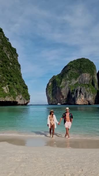 Bahía Maya Koh Phi Phi Tailandia Par Hombres Mujeres Mediana — Vídeos de Stock