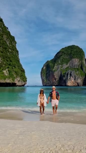 一对中年男女与绿松石色的海洋在Koh Phi Phi乘船前往Koh Phi Island Maya Bay时在海滩散步 — 图库视频影像