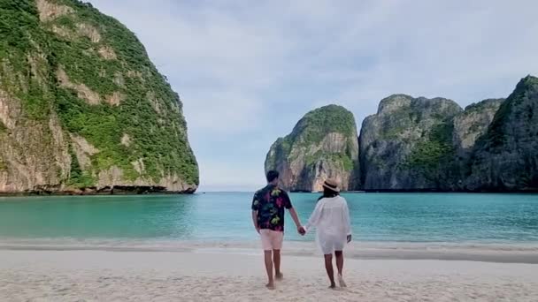 Koh Phi Phi Maya Bay Thailand Ett Par Medelålders Män — Stockvideo
