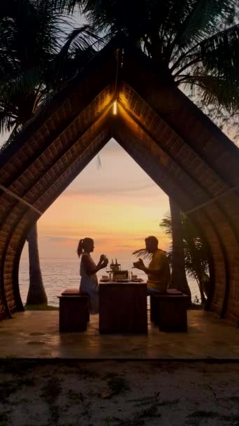 Para Mężczyzn Kobiet Romantycznej Kolacji Plaży Podczas Zachodu Słońca Tajlandii — Wideo stockowe