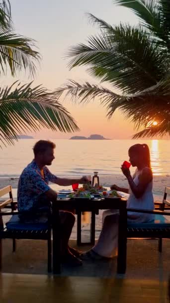 Mieszana Para Europejczyków Tajek Podczas Romantycznej Kolacji Plaży Zachodzie Słońca — Wideo stockowe