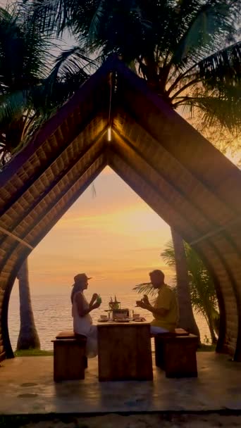 Smíšený Pár Evropských Mužů Thajských Žen Romantické Večeři Pláži Při — Stock video