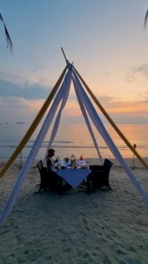 Tayland 'da gün batımında Koh Chang adasında romantik bir akşam yemeği.. 