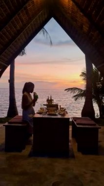 Tayland 'da gün batımında Koh Chang adasında romantik bir akşam yemeği.. 