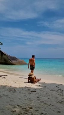 Similan Adaları Tayland, turkuvaz renkli okyanusları olan tropikal bir plaj, Similan Adaları 'na tekne gezisinde orta yaşlı birkaç erkek ve kadın. 
