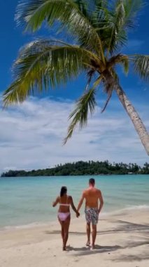Koh Kood Adası Tayland 'da beyaz tropik plajları ve turkuaz renkli okyanus manzaralı palmiyeleri olan bir çift. Koh Kood Adası Tayland Güzel tropikal plaj Deniz ve mavi gökyüzü