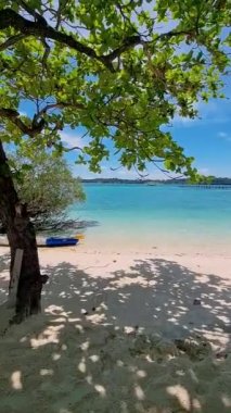 Beyaz, yumuşak kumlu, palmiye ağaçları ve turkuaz renkli okyanusları olan tropik bir ada.. 