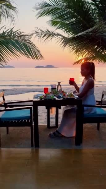 Jantar Romântico Praia Durante Pôr Sol Tailândia Férias Ilha Koh — Vídeo de Stock