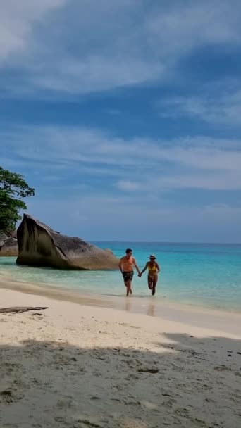 Похожие Острова Таиланд Тропический Пляж Бирюзовым Цветным Океаном Пара Мужчин — стоковое видео