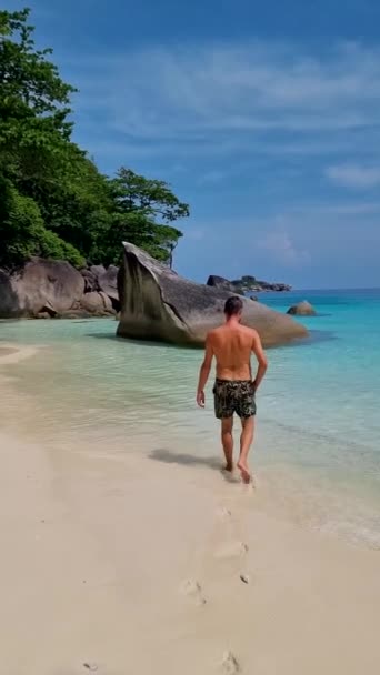 Мужчины Среднего Возраста Прогуливаясь Пляжу Схожих Островов Таиланда Тропический Пляж — стоковое видео
