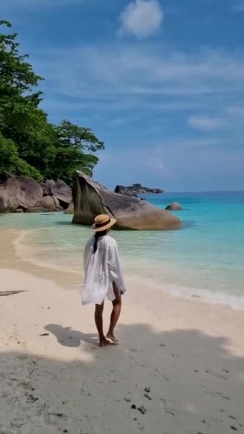 Азиатские Женщины Гуляющие Пляжу Схожих Островов Таиланда Тропический Пляж Бирюзовым — стоковое видео