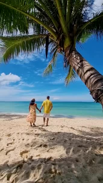 Пара Відпустці Острові Кох Куд Таїланд Білим Тропічним Пляжем Пальмами — стокове відео