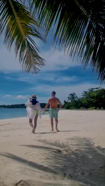 Ett Moget Par Promenader Tropisk Vit Sandstrand Med Palmer Thailand — Stockvideo