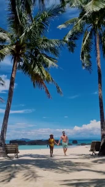 Зріла Пара Йде Тропічному Білому Піщаному Пляжу Пальмами Таїланді Чоловіки — стокове відео