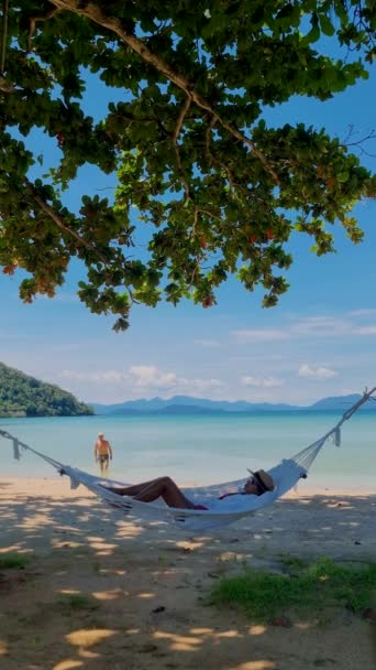 Koh Mak Trat Tayland Adasındaki Bir Palmiye Ağacının Altında Plajda — Stok video