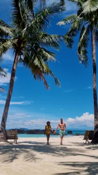 Зріла Пара Йде Тропічному Білому Піщаному Пляжу Пальмами Таїланді Чоловіки — стокове відео