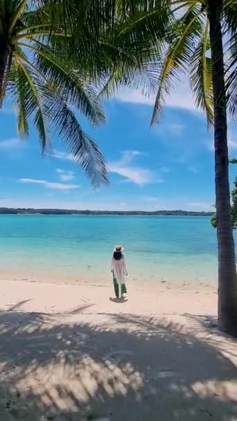 Asiatisk Kvinna Som Går Tropisk Vit Sandstrand Med Palmer Thailand — Stockvideo