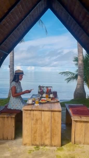 Azjatki Jedzą Rano Śniadanie Plaży Tropikalnej Wyspy Koh Mak Tajlandia — Wideo stockowe