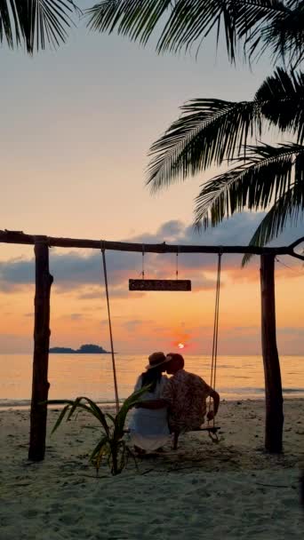 Dojrzała Para Mężczyzn Kobiet Oglądających Zachód Słońca Plaży Relaksujących Się — Wideo stockowe