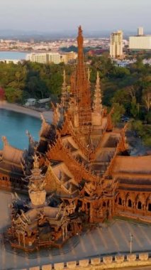 Pattaya Tayland, Doğruluk Sığınağı, Pattaya, Tayland, gün batımında Pattaya sahilinde okyanus kıyısındaki ahşap tapınak. Tayland 'daki Doğruluk Tapınağı İHA görüntüsü yukarıdan