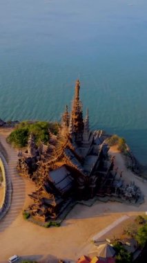 Pattaya Tayland, Doğruluk Sığınağı, Pattaya, Tayland, gün batımında Pattaya sahilinde okyanus kıyısındaki ahşap tapınak. Tayland 'daki Doğruluk Tapınağı İHA görüntüsü yukarıdan
