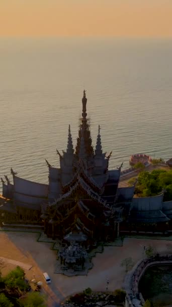 Pattaya Thailand Sanningens Fristad Pattaya Thailand Trätempel Vid Havet Solnedgången — Stockvideo