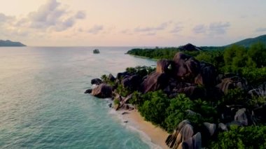 Anse Source dArgent, La Digue Seyşeller, Seyşeller 'de lüks bir tatil sırasında tropikal plaj. Tropik sahil Anse Kaynağı dArgent, Gün batımında La Digue Seyşeller