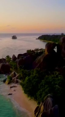 Anse Source dArgent, La Digue Seyşeller, Seyşeller 'de lüks bir tatil sırasında tropikal plaj. Tropik sahil Anse Kaynağı dArgent, Gün batımında La Digue Seyşeller