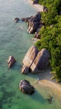 Anse Kaynak dArgent, La Digue Seyşeller, La Digue Seyşeller Adası 'nda gün batımında tropikal plaj