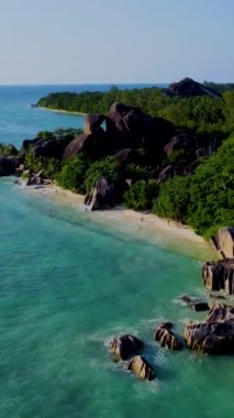 Anse Source dArgent, La Digue Seyşeller, Seyşeller 'de lüks bir tatil sırasında tropikal plaj. Tropik sahil Anse Kaynağı dArgent, Gün batımında La Digue Seyşeller