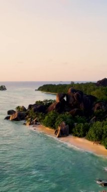 Anse Source dArgent plajı, La Digue Seyşeller, La Digue Seyşeller Adaları 'nda gün batımında kumsalda insansız hava aracı görüntüsü