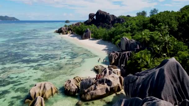 Anse Source Dargent Digue Seychelles Pár Férfi Női Trópusi Strand — Stock videók