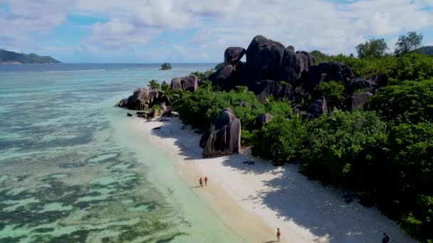 Anse Source Dargent Digue Seychelles Paio Uomini Donne Spiaggia Tropicale — Video Stock