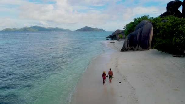 Anse Source Dargent Digue Seychellen Paar Einem Tropischen Strand Während — Stockvideo