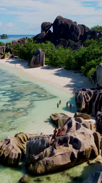 Anse Source Dargent Digue Seychelles Par Hombres Caucásicos Mujeres Asiáticas — Vídeo de stock