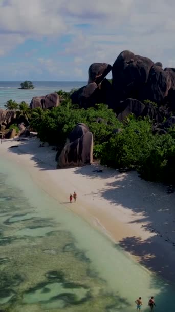 Anse Source Dargent Digue Seychelles Pareja Hombres Mujeres Playa Tropical — Vídeo de stock