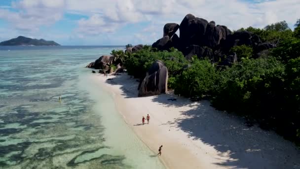 Anse Source Dargent Digue Seychelles Par Hombres Mujeres Playa Tropical — Vídeo de stock