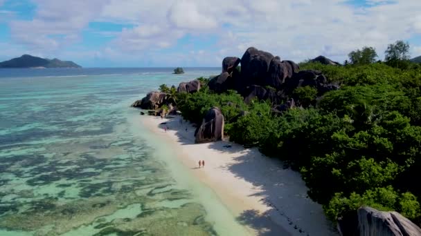 Anse Source Dargent Digue Seychelles Par Homens Mulheres Praia Tropical — Vídeo de Stock