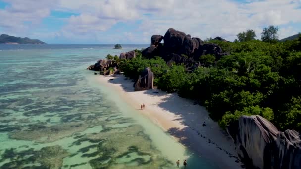 Par Promenader Stranden Anse Source Dargent Digue Seychellerna Män Och — Stockvideo