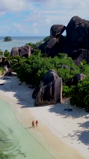 Anse Source Dargent Digue Seychelles Egy Pár Trópusi Tengerparton Alatt — Stock videók