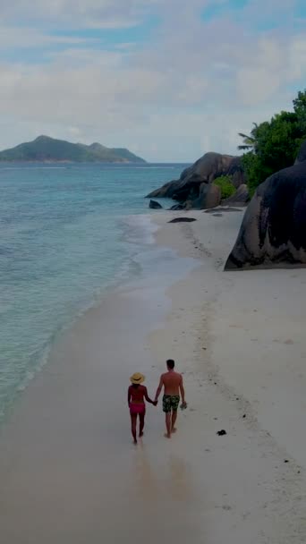 Anse Source Dargent Digue Seychelles Sahilinde Bir Çift Kadın Erkek — Stok video